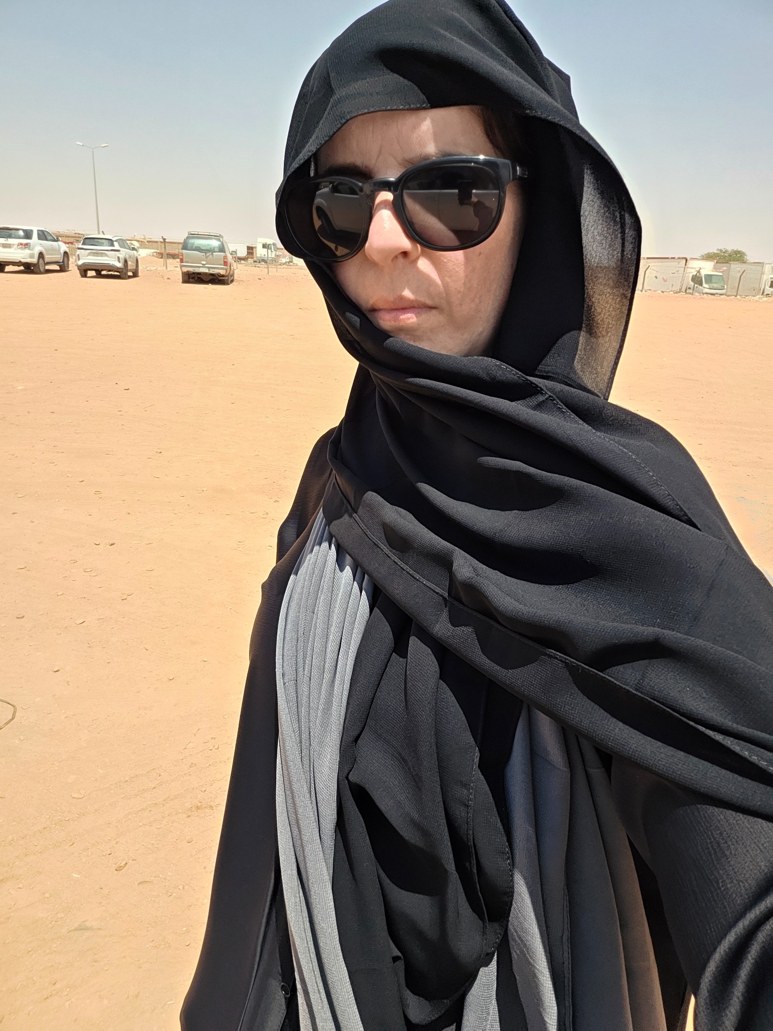 Mis primeros pasos en Yemen con la abaya que usaría durante todo el recorrido.