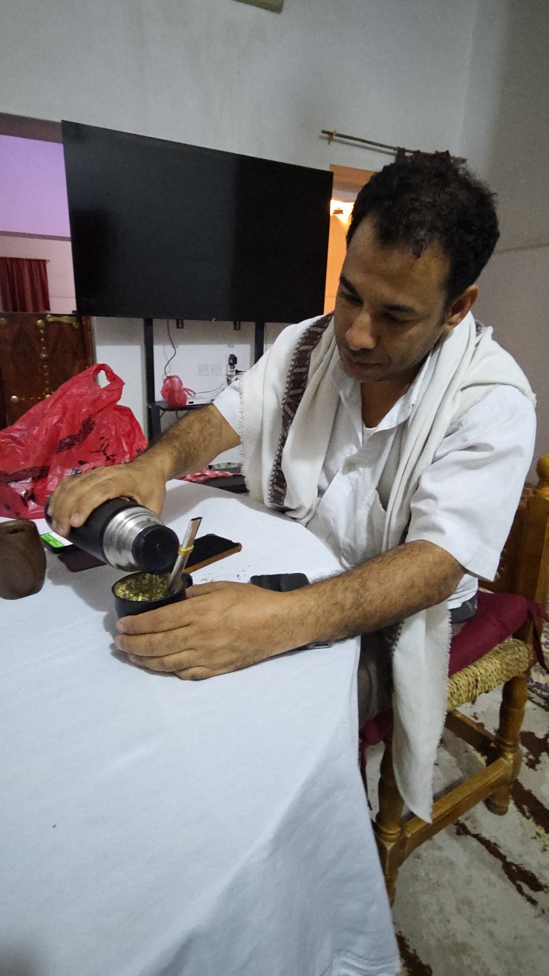 Compartiendo el mate que finalmente quedó en Yemen.