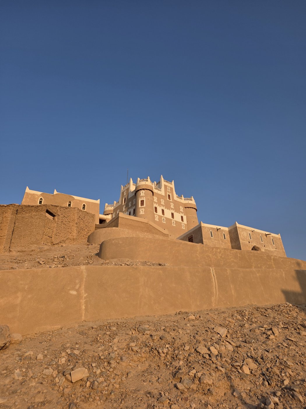 La fortaleza Al-Fals al atardecer, con vistas abiertas sobre la ciudad.