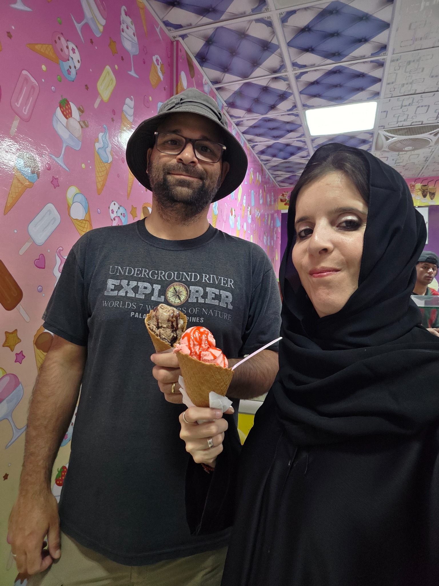 Un helado durante una tarde que se parecía mucho más a la vida cotidiana que a las imágenes de guerra.