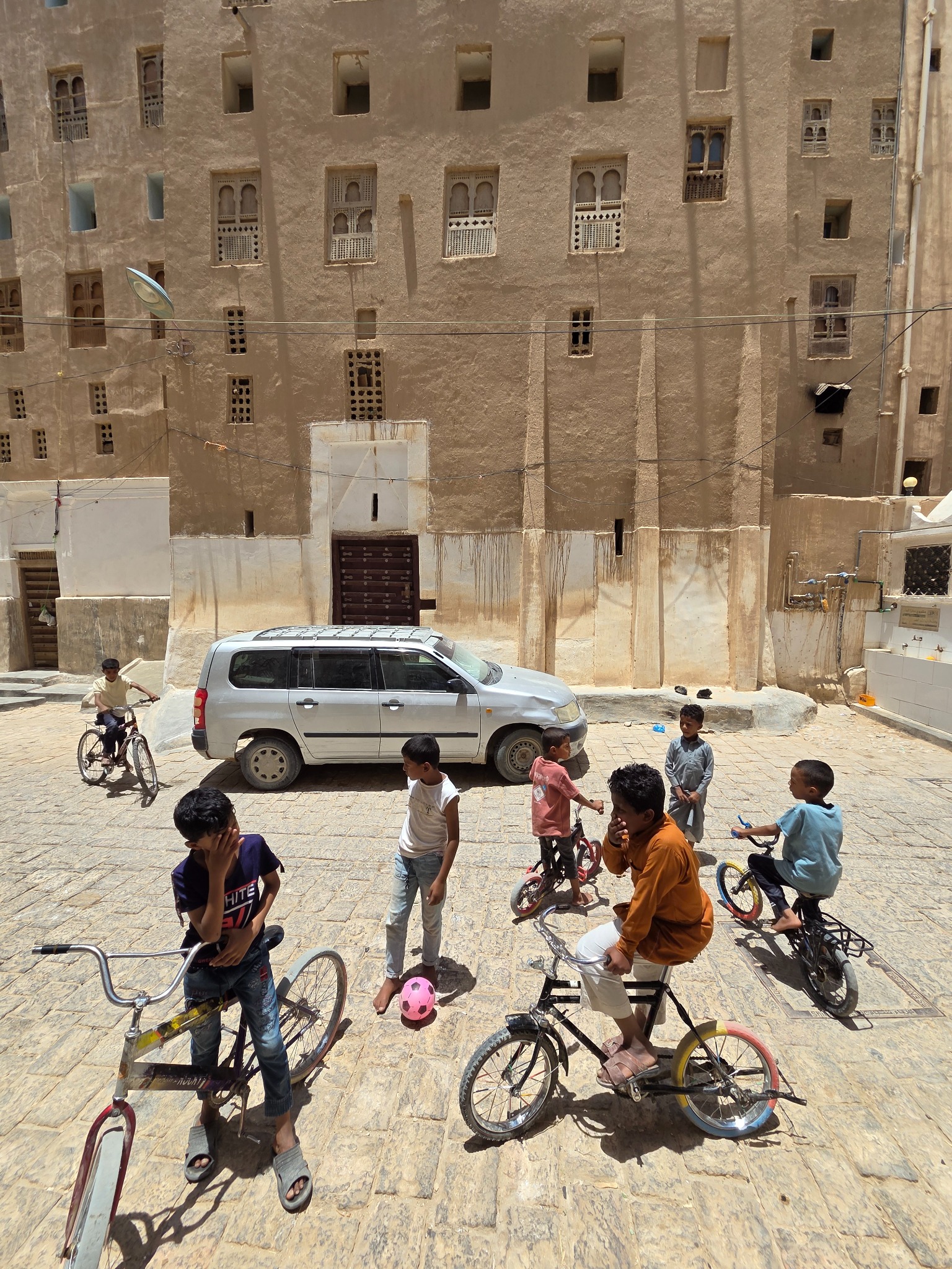 Niños en bicicleta entre las calles de la ciudad amurallada.