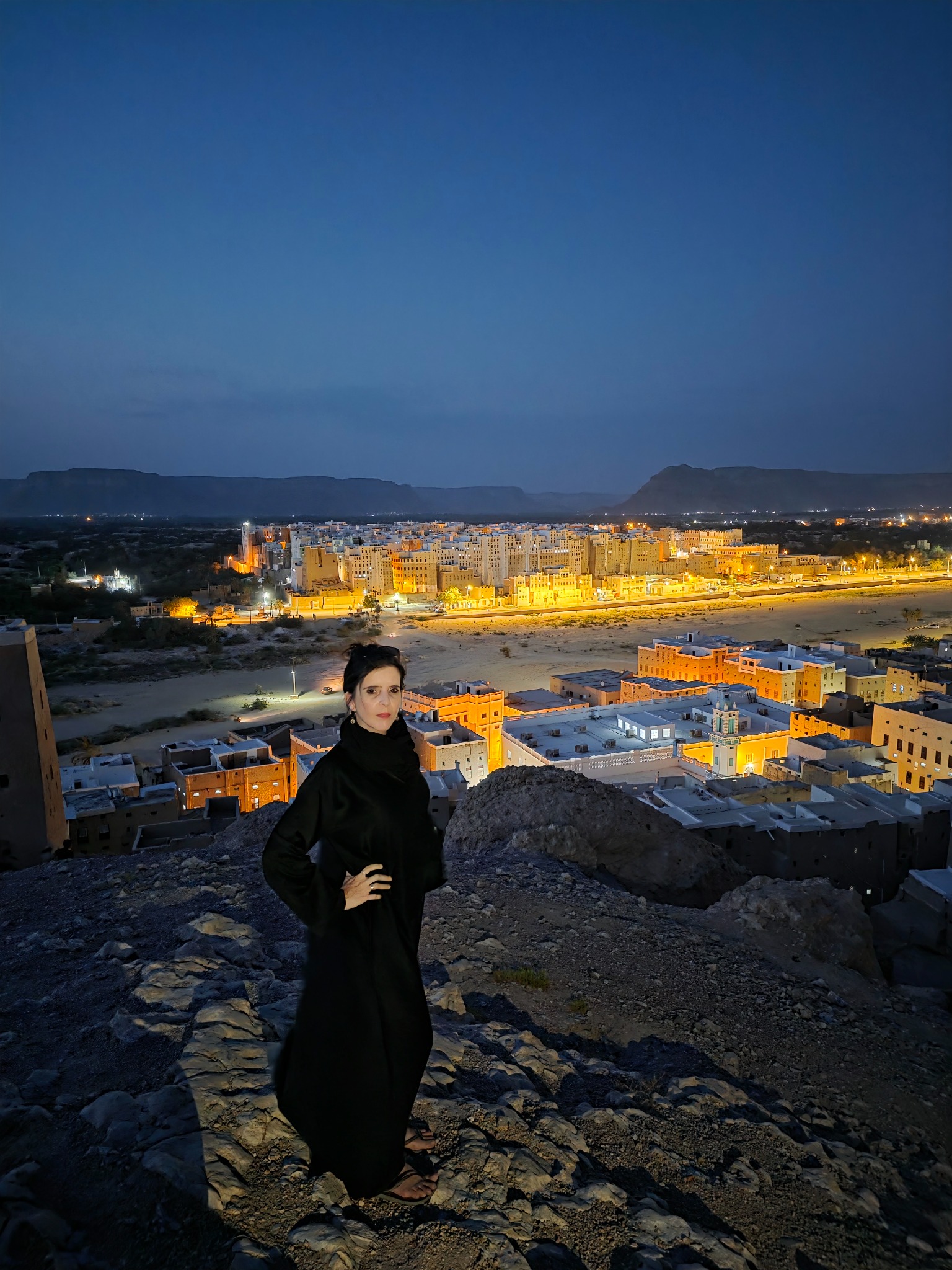 Las luces de Shibam desde el mirador: el cierre de un día inolvidable.