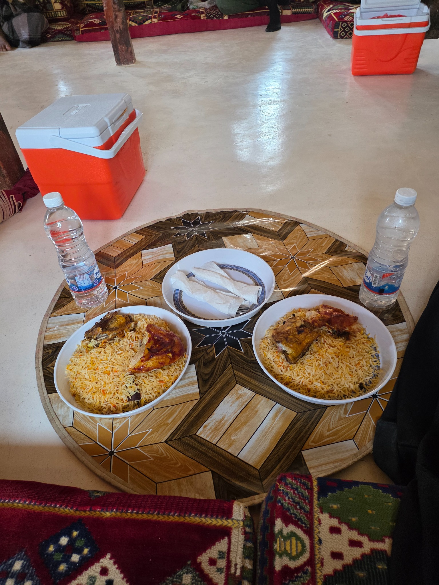 El almuerzo servido dentro del edificio, en absoluta tranquilidad.
