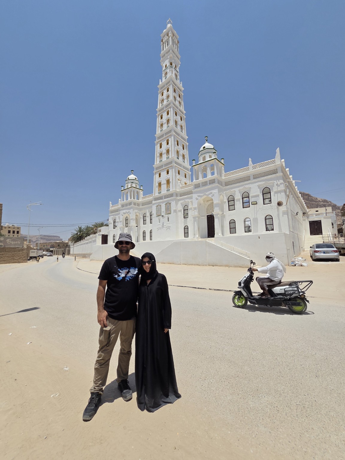 Frente al minarete blanco de la mezquita Al-Muhdhar, una de las imágenes más reconocibles de Tarim.