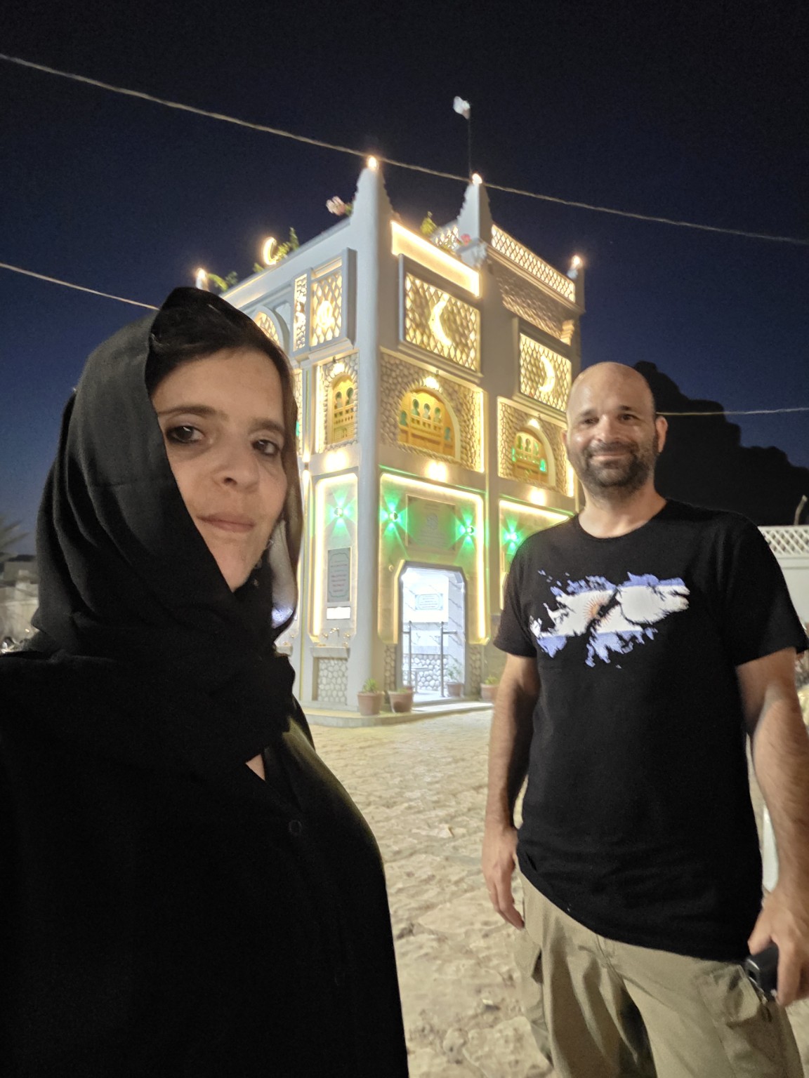 El edificio iluminado de Tarim que primero creímos una mezquita y resultó ser un bebedero gratuito.