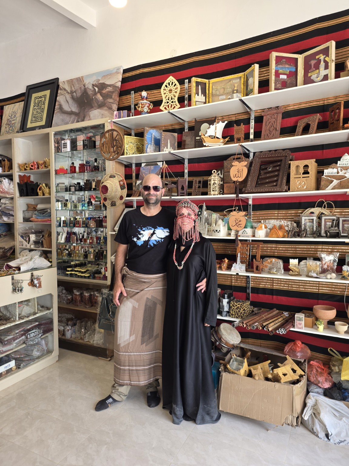 Una parada en las tiendas de Tarim, entre prendas, adornos y curiosidad compartida.