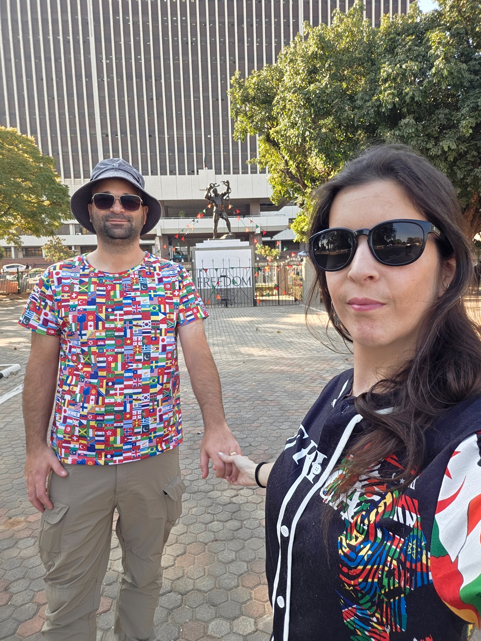 Nuestro paso por Lusaka, frente al monumento de la Libertad.