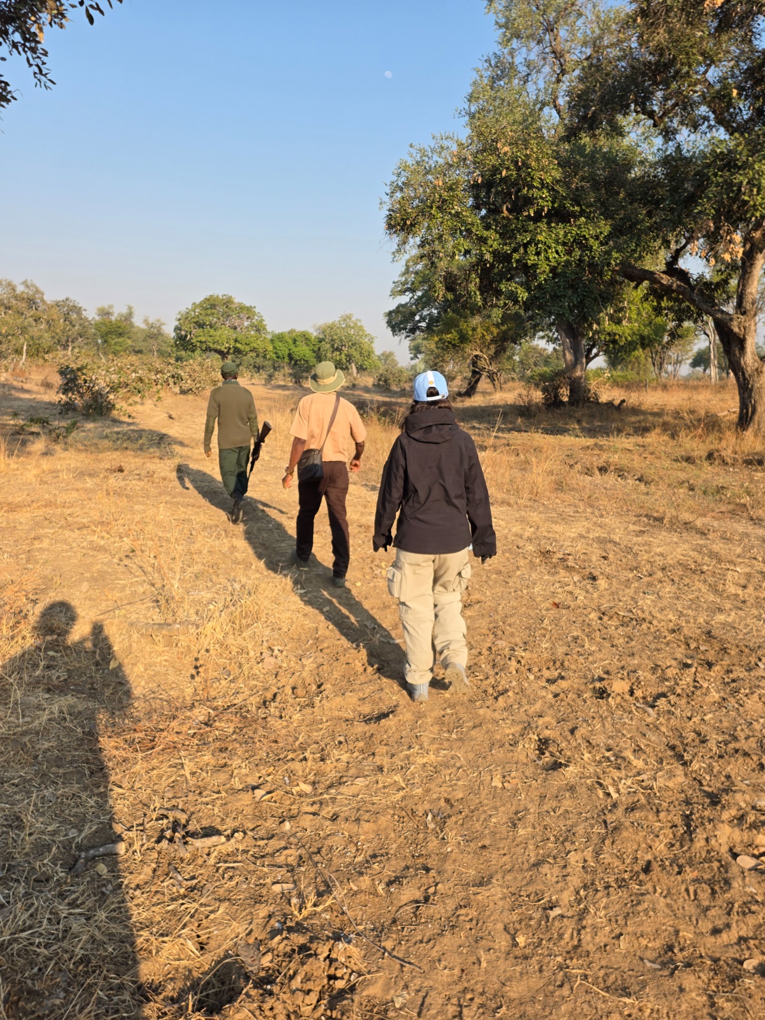 Nuestro safari a pie en South Luangwa, acompañados por un guía y un guardia de seguridad.